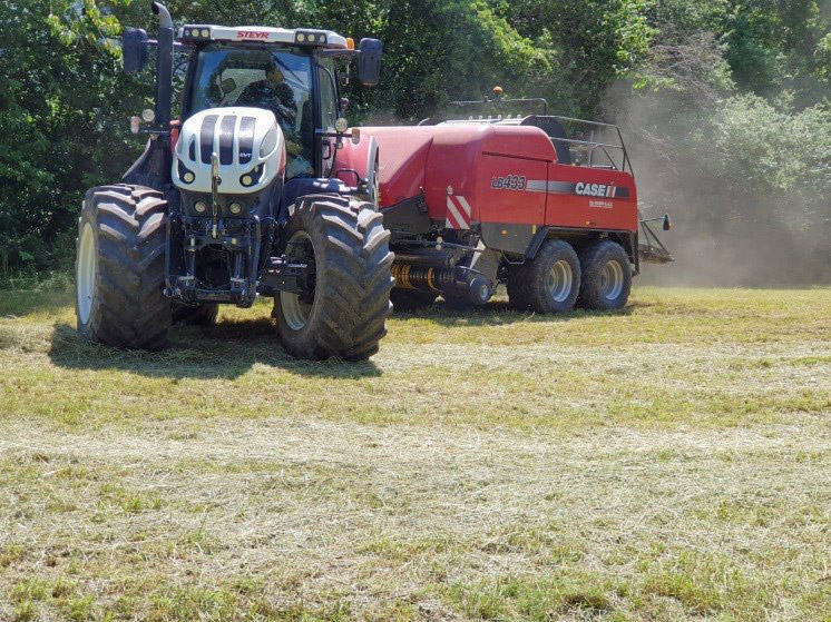 Travaux agricoles pressage Neydens