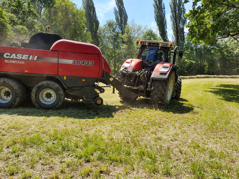 Travaux agricoles pressage Neydens